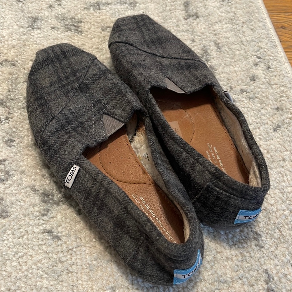 Toms shoe. Size 8.5. Good condition